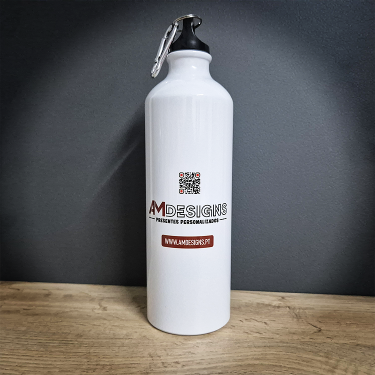 Brinde Empresarial – Garrafa de Alumínio 800 ml Personalizada Garrafa desportiva branca com texto e código QR