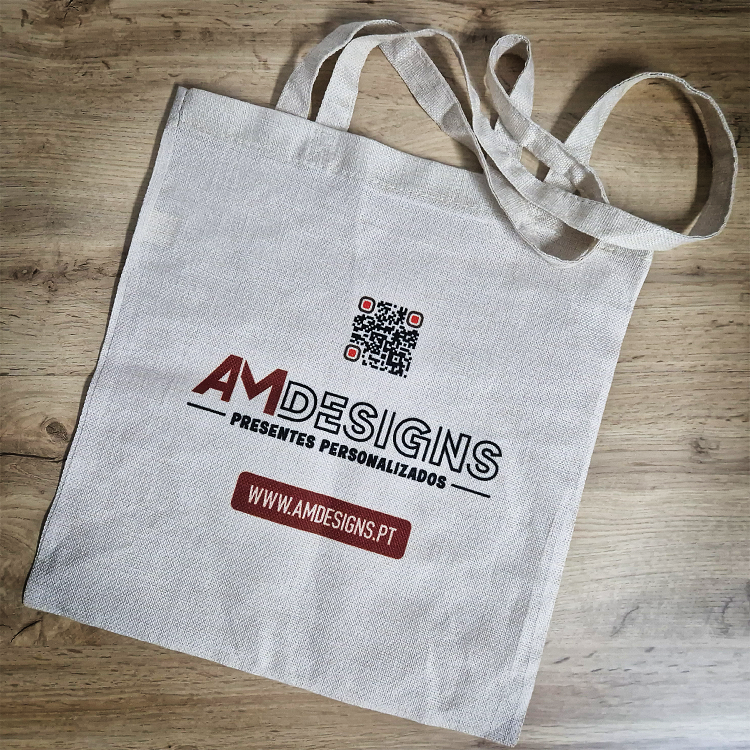 Brinde Empresarial – Saco de Compras Personalizado Saco de tecido branco com impressão AM DESIGNS e código QR