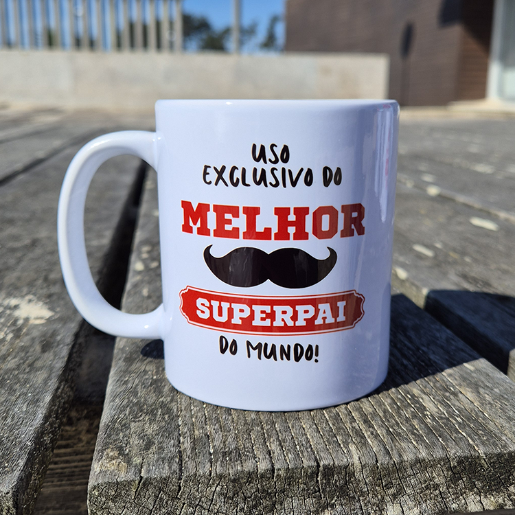 Pack Essencial Pai - Dia do Pai Caneca branca com texto e ilustração de bigode, sobre madeira ao ar livre