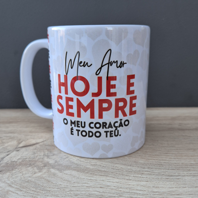 Caneca branca com texto romântico em vermelho e preto e padrão de corações cinza
