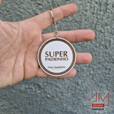 Chaveiro redondo com texto 'SUPER PADRINHO Amor Autêntico'