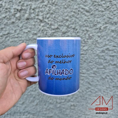 Caneca azul com texto personalizado segurada contra parede cinzenta