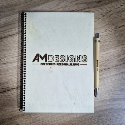 Caderno com capa de madeira gravada e caneta personalizada de madeira