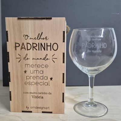 Conjunto caixa de madeira e taça de vidro com mensagens gravadas para padrinho
