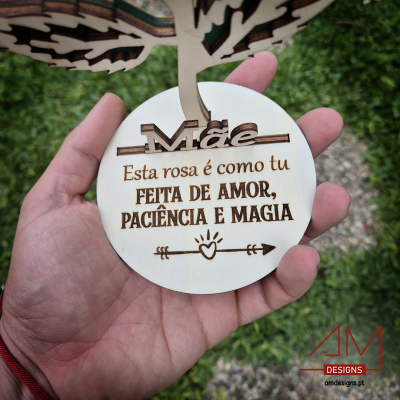 Peça decorativa redonda em madeira com texto gravado para o Dia da Mãe