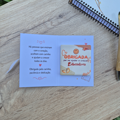 Cartão de agradecimento para educadora com texto em português e decoração colorida.