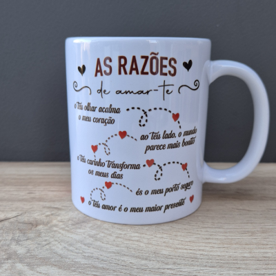 Caneca branca com texto em português e corações vermelhos