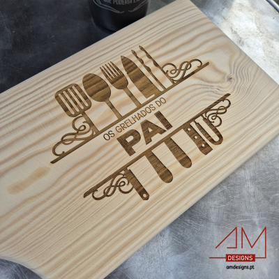 tábua de madeira clara gravada com utensílios de cozinha e texto promocional sobre fundos metálico