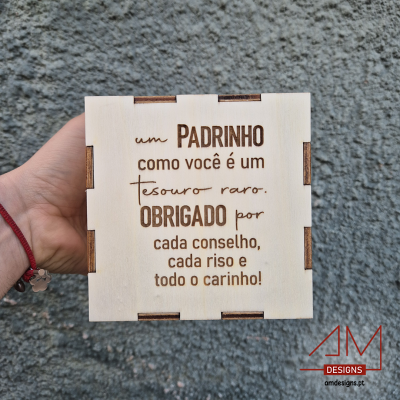Caixa de madeira gravada com mensagem para padrinho e logótipo AM DESIGNS