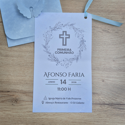 Convite de primeira comunhão com cruz, coroa de folhas e envelope azul claro