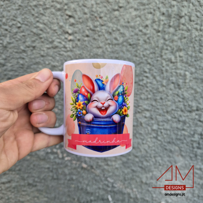 Caneca branca com estampa de coelho e flores, texto 'madrinha'