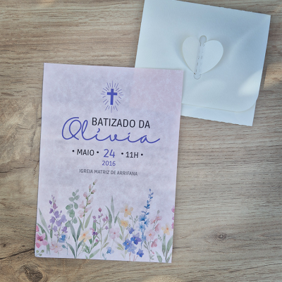 Convite de batizado rosa com flores e envelope branco com fecho em coração