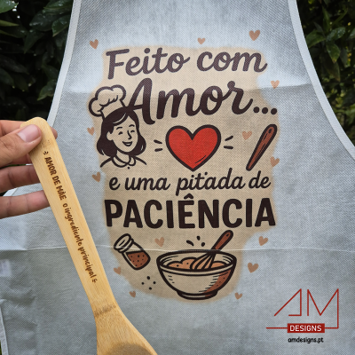 Avental com mensagem e colher de pau gravada