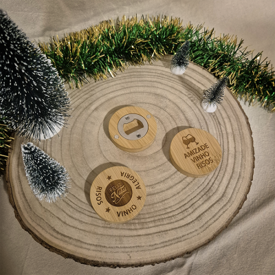 Abridores de garrafa redondos em madeira clara com textos gravados e decoração festiva em base de madeira