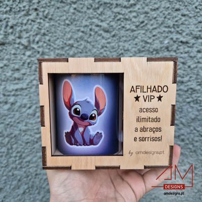 Caneca com ilustração do Stitch numa caixa de madeira com texto gravado