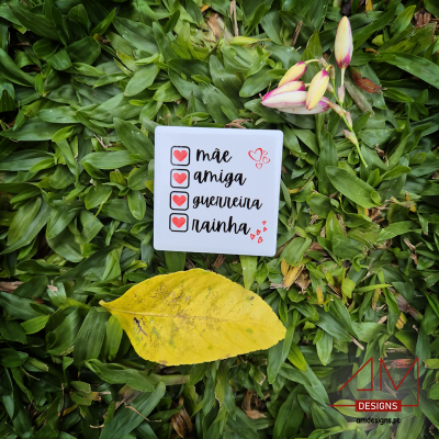 Quadrado branco com texto e corações sobre folhas verdes e folhas amarela e flores
