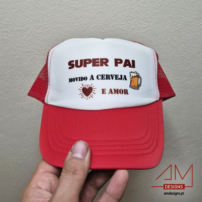 Boné vermelho e branco com texto 'SUPER PAI MOVIDO A CERVEJA E AMOR' e desenhos de cerveja e coração