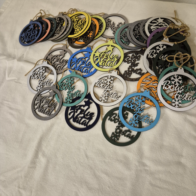 Ornamentos de madeira colorida para Natal com textos em português e cordões de juta