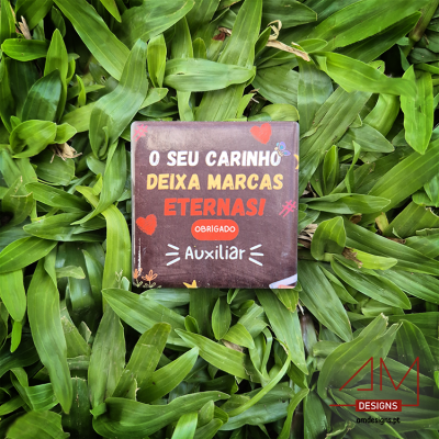 Quadro com texto sobre carinho e agradecimento entre folhas verdes