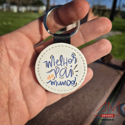 Chaveiro redondo branco com texto colorido 