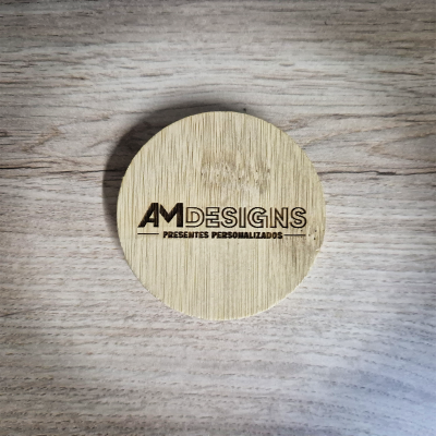 Tampa redonda de madeira clara com gravação AM DESIGNS