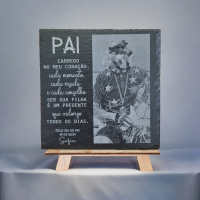 Prancha decorativa de ardósia com texto em português e fotografia gravada em preto e branco