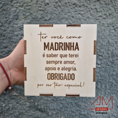 Caixa de madeira gravada com mensagem para madrinha, fundo cinza texturado