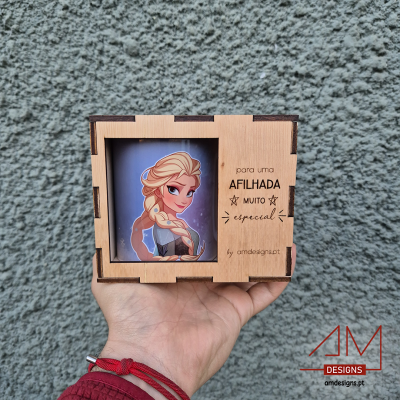Caixa de madeira com caneca de Elsa para afilhada