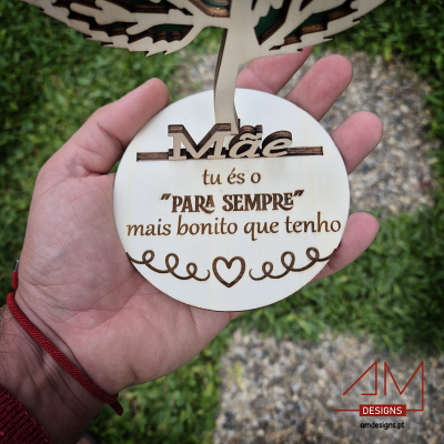 Disco redondo de madeira gravado com mensagem para mãe segurado numa mão