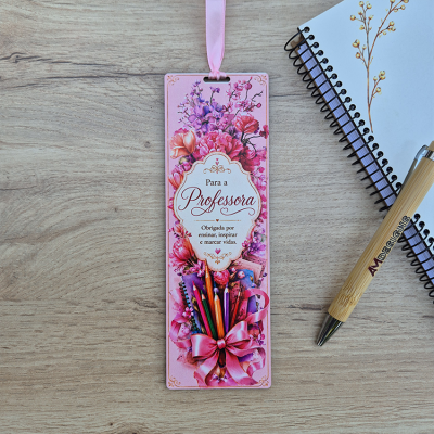Marcador de páginas rosa floral com texto para professora e caneta junto a caderno azul