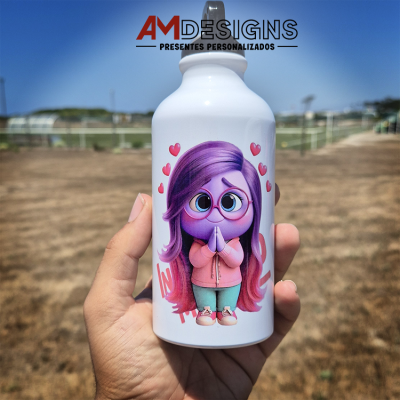 Garrafa branca com personagem animada colorida e corações vermelhos ao ar livre