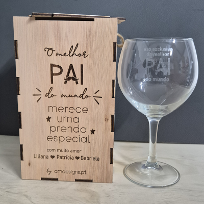 Copo de vidro para vinho com caixa de madeira decorativa com texto para pai