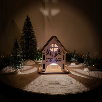 Decoração de Natal casinha de madeira com luz e árvores pequenas