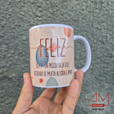 Caneca branca decorada com mensagem de Feliz Páscoa e padrão de ovos coloridos