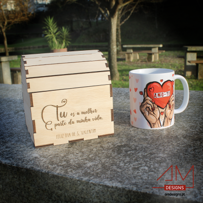 Caixa de madeira gravada com mensagem de dia de São Valentim e caneca com coração vermelho e mensagem AMO-TE