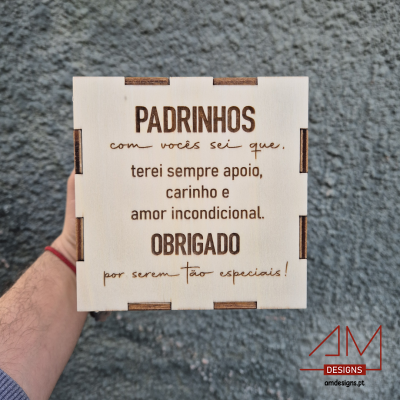 Caixa de madeira clara com texto gravado a laser para padrinhos