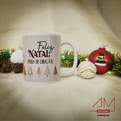 Caneca branca com mensagem de Natal e ornamentos natalícios ao redor