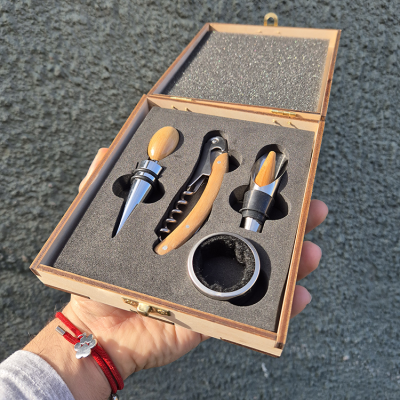 Conjunto de acessórios para vinho em caixa de madeira com saca-rolhas, tampa, corta-cápsulas e anel anti-gotas