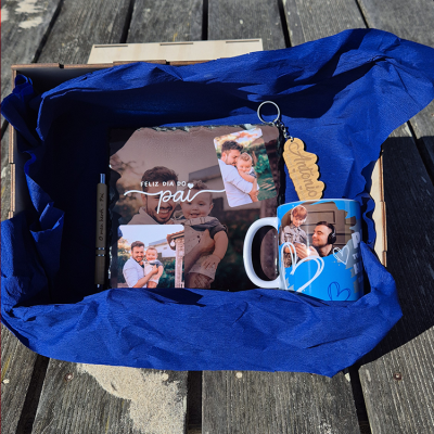 Caixa de presente com caneta metálica, caderno personalizado, porta-chaves de madeira e caneca azul com fotos de pai e filho