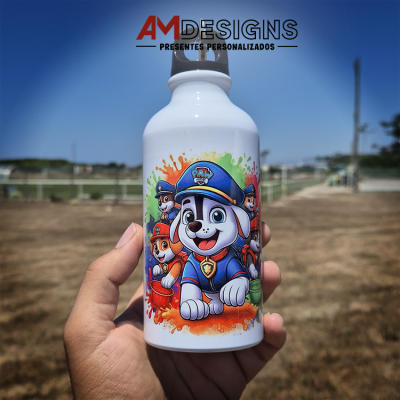 Garrafa branca com estampa colorida de cães animados em uniformes, no ambiente exterior sob céu azul