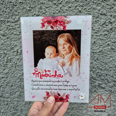 Moldura transparente com flores rosa, foto de mulher e bebé, texto em português sobre madrinha