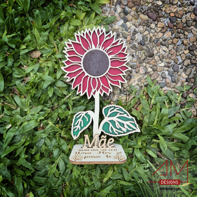 Figura decorativa em forma de flor com a palavra 'Mãe'