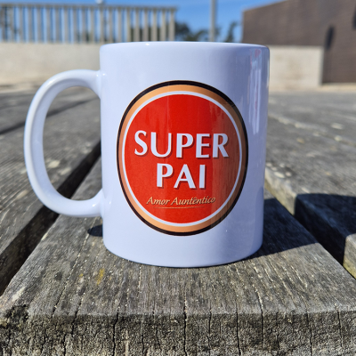 Caneca branca com logotipo vermelho SUPER PAI e texto Amor Autêntico