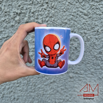Caneca branca com desenho do Homem-Aranha em estilo cartoon sobre fundo azul