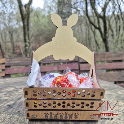 Cesto de madeira comalça de coelho contendo ovos de chocolate