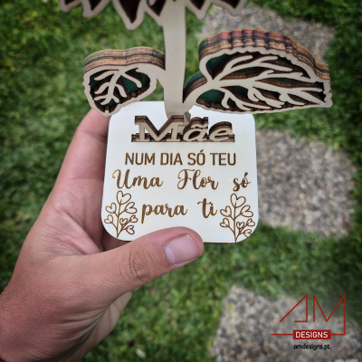 Produto decorativo em madeira com mensagem para mãe e folhas recortadas