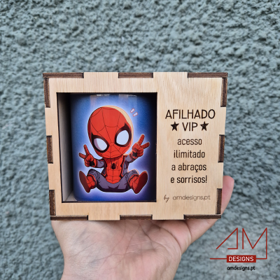 Caixa de madeira com texto Afilhado VIP e imagem de boneco Spider-Man