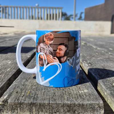 Caneca azul com imagem de homem e criança e corações, sobre madeira ao ar livre