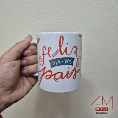 Caneca branca com texto 'feliz DIA DOS pais' em vermelho e azul