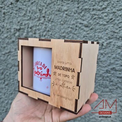 Caixa de madeira com caneca branca e texto vermelho para madrinha